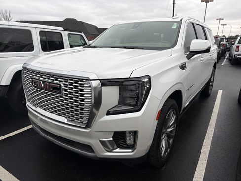 Used 2021 GMC Yukon XL Denali w/ Denali Premium Package image 3