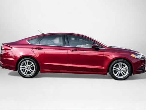 Used 2018 Ford Fusion SE w/ Fusion SE Technology Package image 4