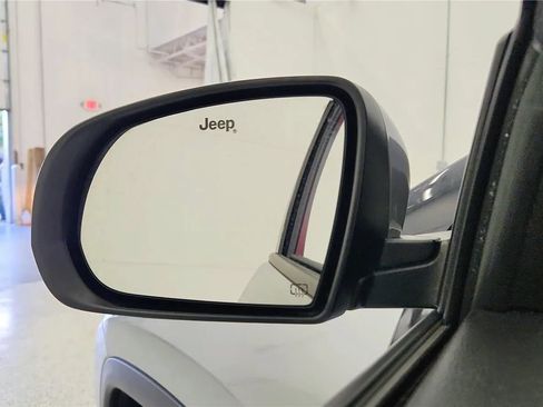 Used 2018 Jeep Compass Latitude AWD/4WD image 27