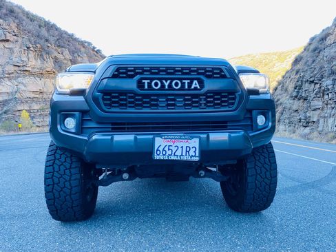 Used 2017 Toyota Tacoma TRD Sport w/ Tow Package image 25