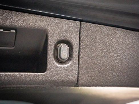 Used 2018 GMC Yukon Denali image 35