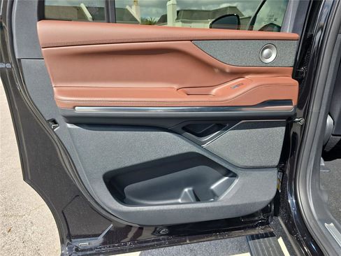 New 2026 Lincoln Navigator L Reserve AWD/4WD image 11