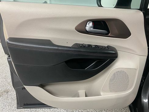 Used 2017 Chrysler Pacifica Touring image 10