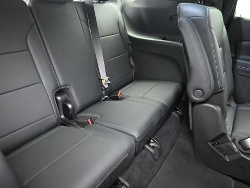 Used 2025 Chevrolet Traverse LT FWD image 11