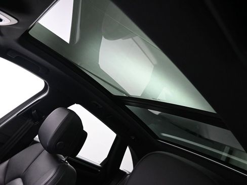 Certified 2021 Porsche Macan image 8