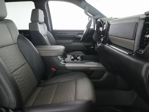 Used 2024 Chevrolet Silverado 2500 ZR2 w/ Technology Package image 32