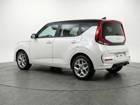 Used 2025 Kia Soul LX w/ LX Technology Package image 5