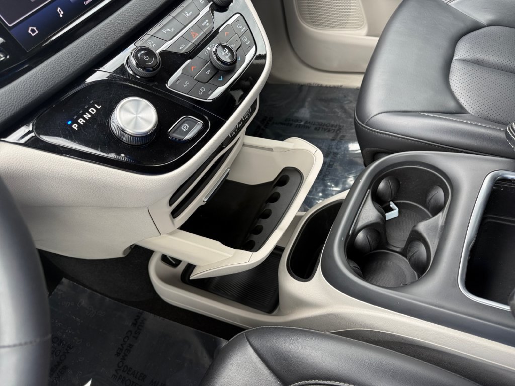 Used 2023 Chrysler Pacifica Touring-L FWD image 19
