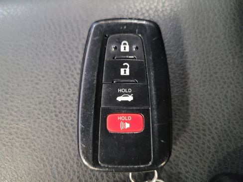 Used 2018 Toyota Camry SE image 32