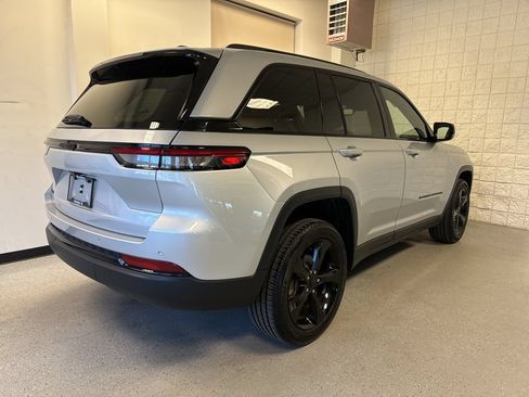 Used 2023 Jeep Grand Cherokee Altitude AWD/4WD image 21
