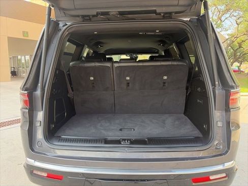Used 2022 Jeep Wagoneer Series III w/ Flexible Seating Group AWD/4WD image 4