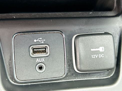 Used 2019 Jeep Cherokee Latitude Plus AWD/4WD image 28