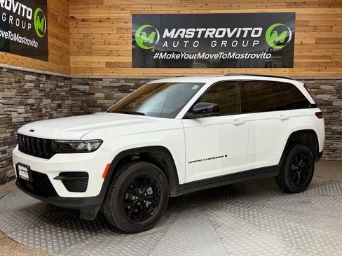 Used 2025 Jeep Grand Cherokee Altitude AWD/4WD image 6