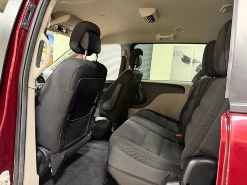 Used 2019 Dodge Grand Caravan SE image 32