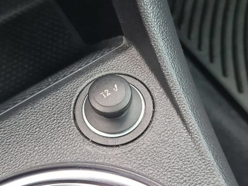 Used 2013 Volkswagen Beetle Turbo FWD image 32