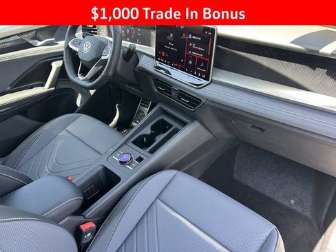New 2026 Volkswagen Tiguan SE R-Line FWD image 10