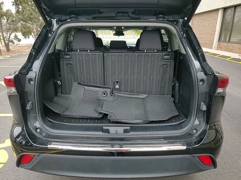 Used 2023 Toyota Highlander LE image 7