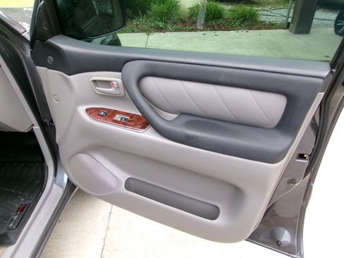 Used 2004 Toyota Land Cruiser image 16