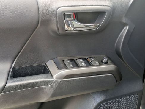 Used 2022 Toyota Tacoma TRD Off-Road image 10