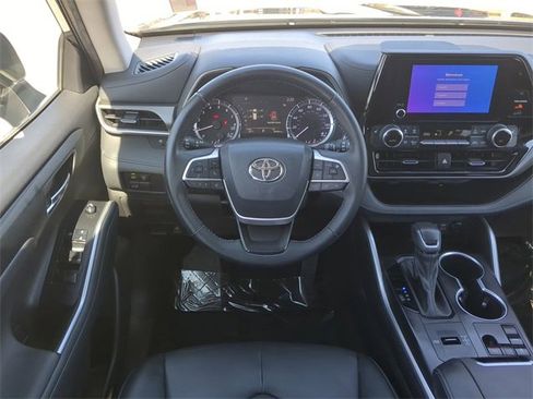 Certified 2023 Toyota Highlander XLE image 16