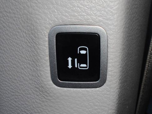 Certified 2024 Chrysler Pacifica Touring-L image 24