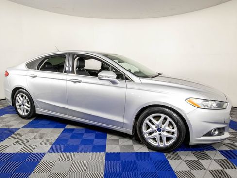 Used 2015 Ford Fusion SE w/ Equipment Group 202A FWD image 2
