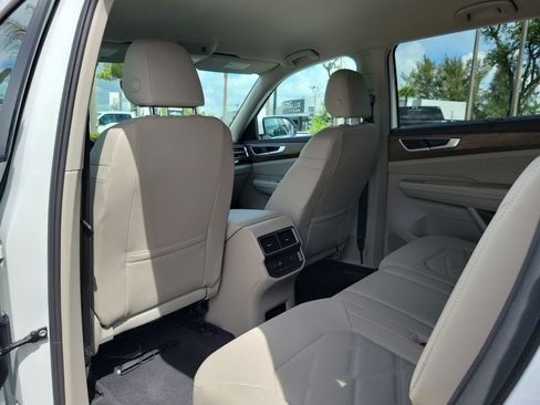 Used 2025 Volkswagen Atlas SE AWD/4WD image 14