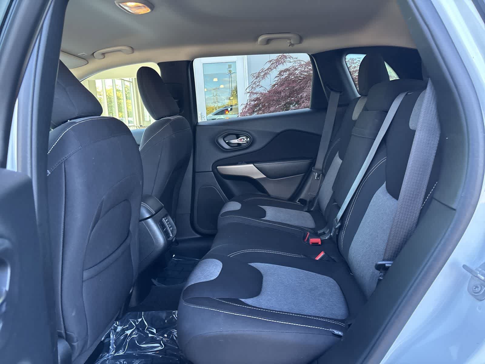 Certified 2018 Jeep Cherokee Latitude w/ Altitude Package AWD/4WD image 8