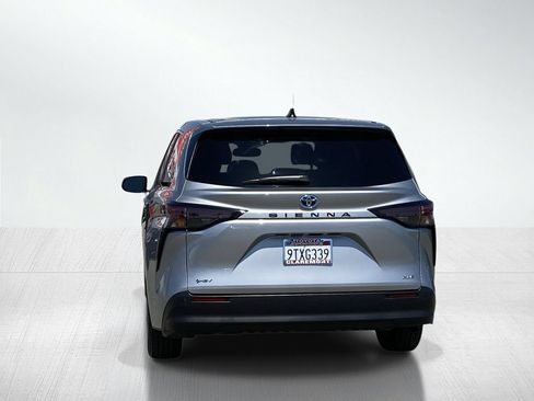Certified 2025 Toyota Sienna XLE FWD image 6