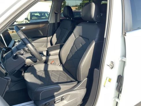 Used 2024 Volkswagen Atlas SE AWD/4WD image 14