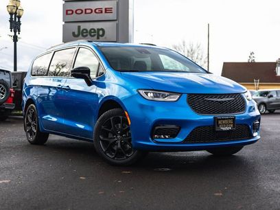 New 2026 Chrysler Pacifica Select w/ S Appearance Package