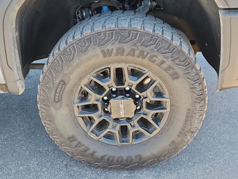 Used 2025 GMC Sierra 2500 AT4X AWD/4WD image 7