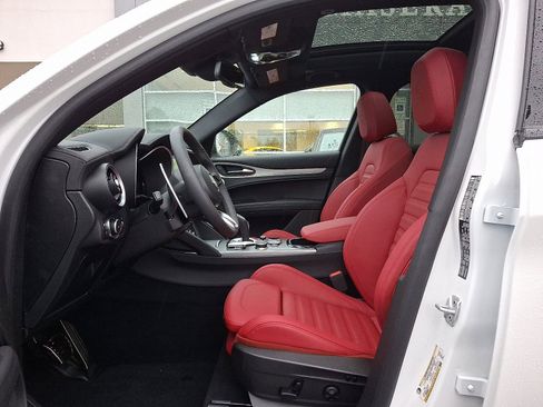 New 2025 Alfa Romeo Stelvio Sprint image 9