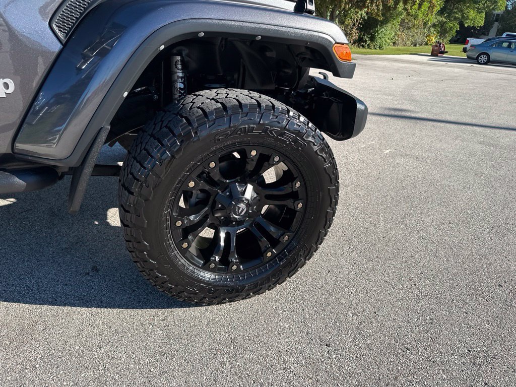 Used 2018 Jeep Wrangler Unlimited Sahara w/ Cold Weather Group AWD/4WD image 32