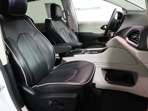 Used 2023 Chrysler Pacifica Limited FWD image 20