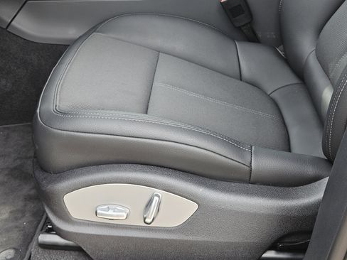 Certified 2025 Porsche Macan image 24