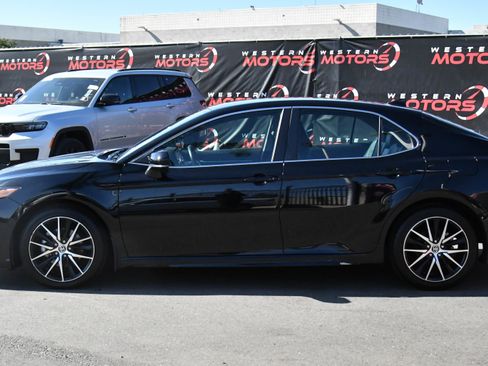 Used 2023 Toyota Camry SE FWD image 4