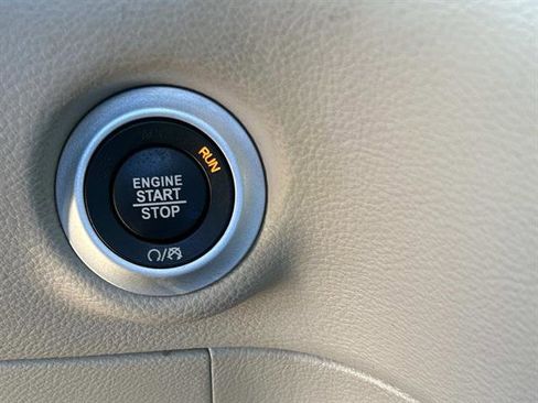 Used 2024 Chrysler Pacifica Select image 29