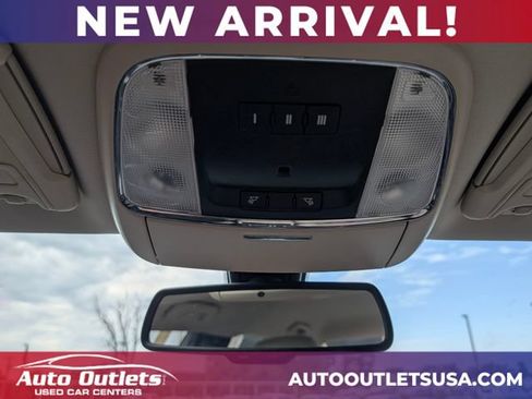 Used 2018 Chrysler 300 Limited AWD/4WD image 18