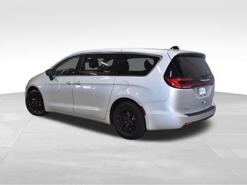 Used 2024 Chrysler Pacifica Touring-L image 7