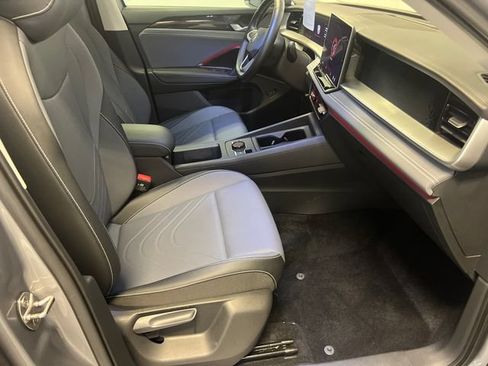 Certified 2025 Volkswagen Tiguan SE FWD image 12