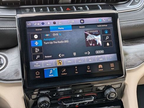 Certified 2023 Jeep Grand Cherokee Limited image 24