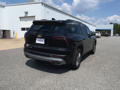 Used 2025 Chevrolet Traverse LT image 8