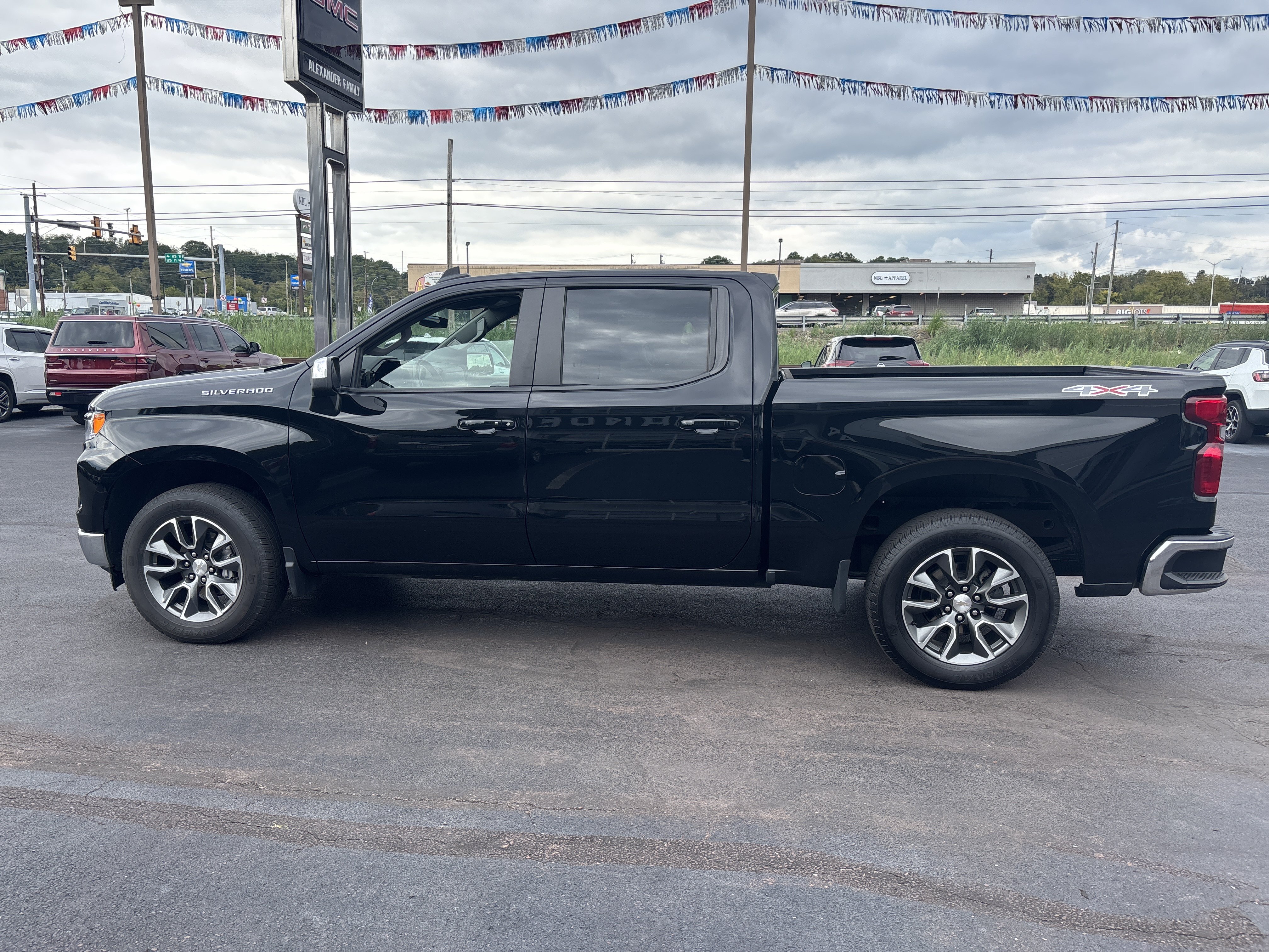 Used 2024 Chevrolet Silverado 1500 LT AWD/4WD image 7