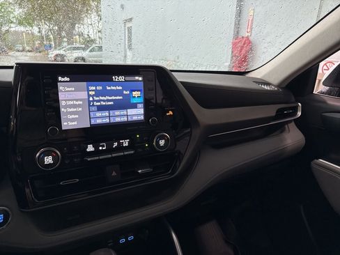 Used 2022 Toyota Highlander LE image 33