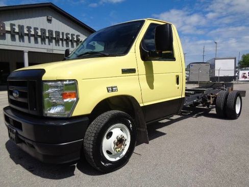 Used 2022 Ford E-450 and Econoline 450 Super Duty image 1
