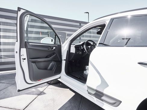 Used 2025 Porsche Macan GTS image 32