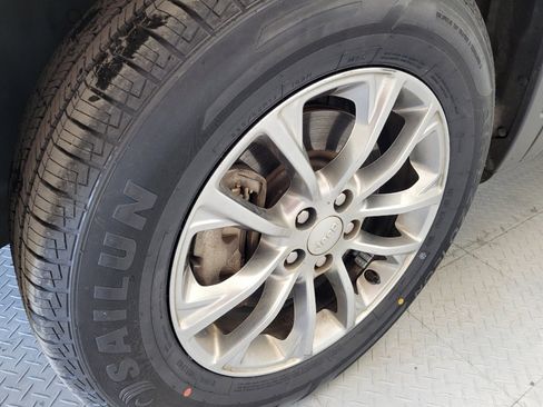 Used 2019 Jeep Cherokee Latitude Plus w/ Comfort/Convenience Group image 31