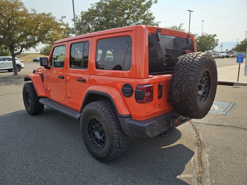 Used 2019 Jeep Wrangler Unlimited Sahara w/ Uconnect 4C Nav & Sound Group AWD/4WD image 8