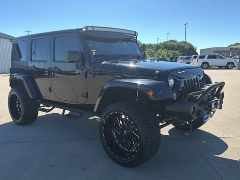 Used 2016 Jeep Wrangler Unlimited Sahara w/ Connectivity Group AWD/4WD image 29
